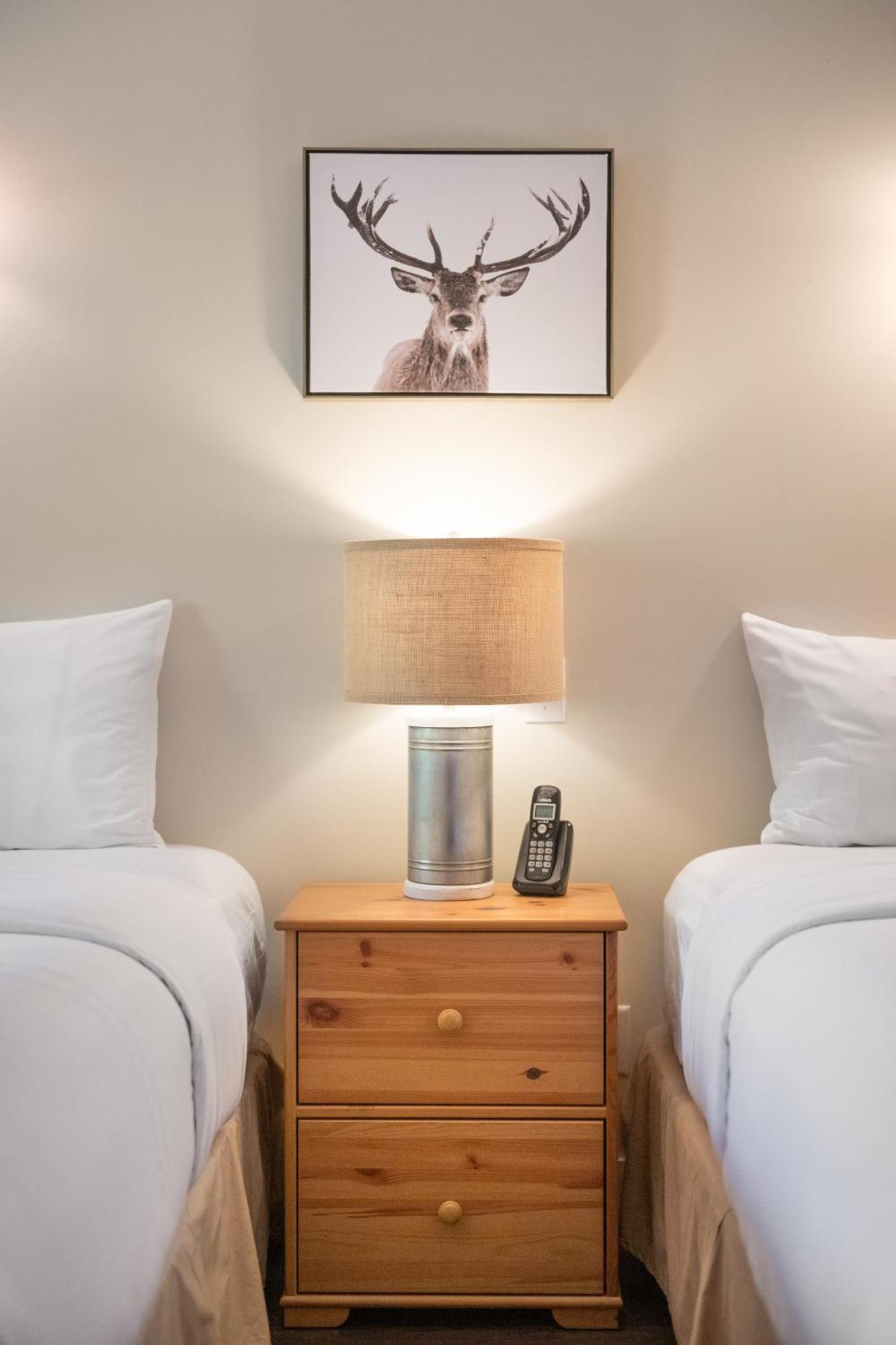 West Coast Trail Lodge Port Renfrew Room photo